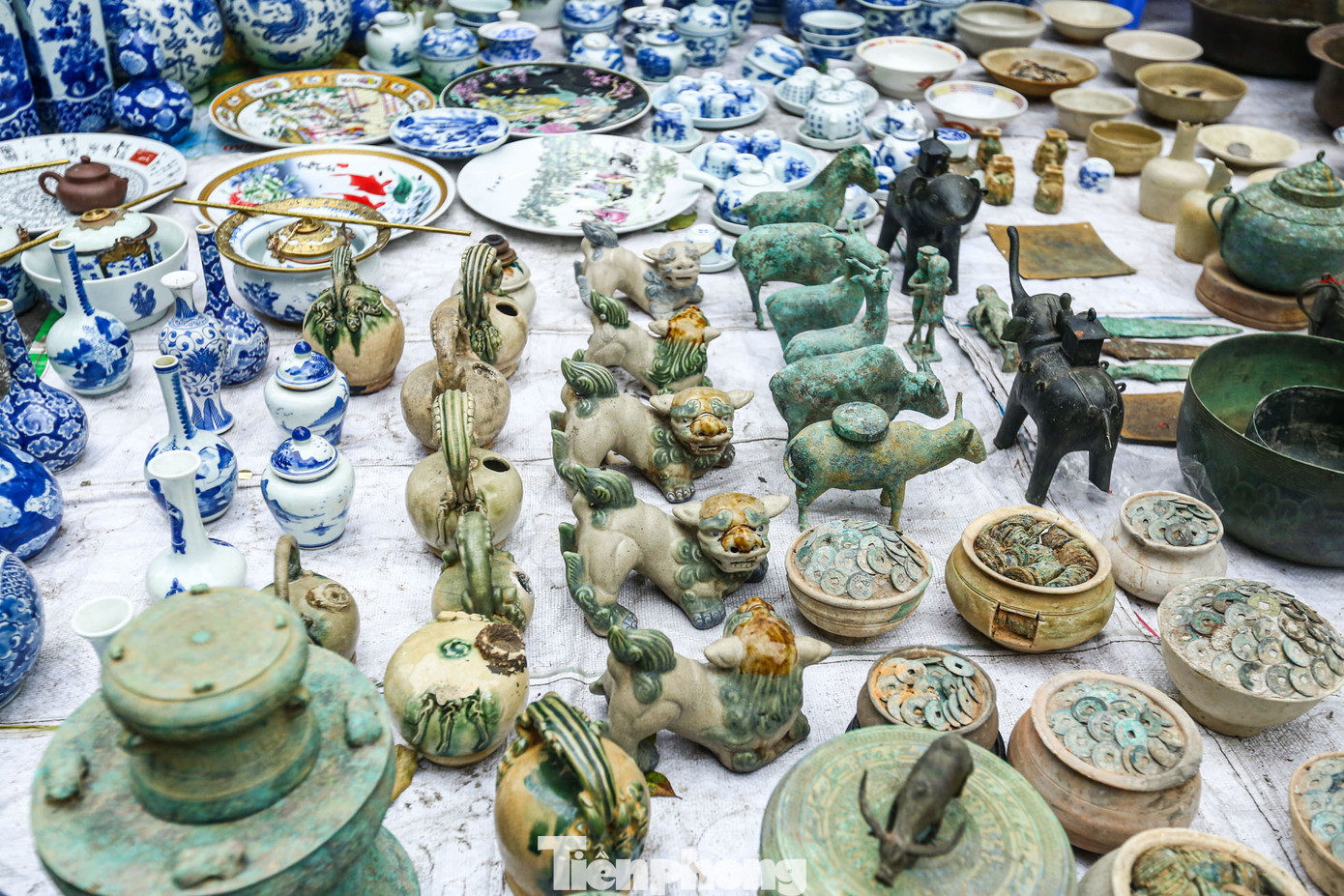 Những chiếc bình cổ với nhiều họa tiết, hoa văn.