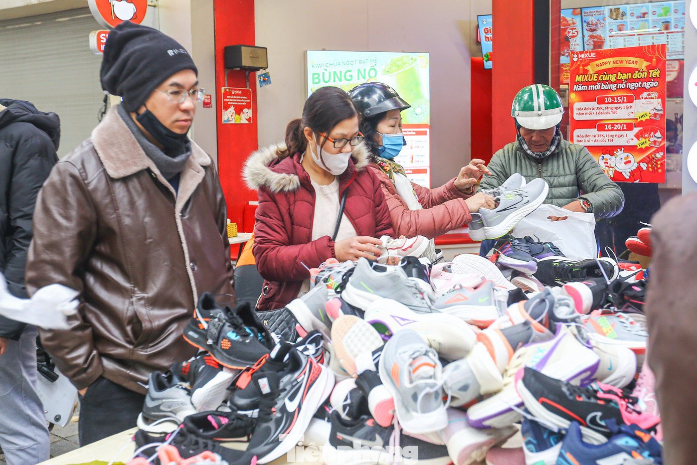 Các sản phẩm giày, dép tràn vỉa hè, mua nhanh bán vội trong ngày cuối cùng năm Quý Mão.