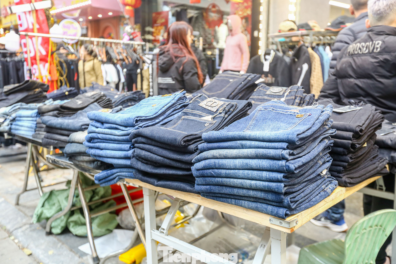 Thời tiết rét lạnh dịp Tết nên quần áo mùa đông hút khách.