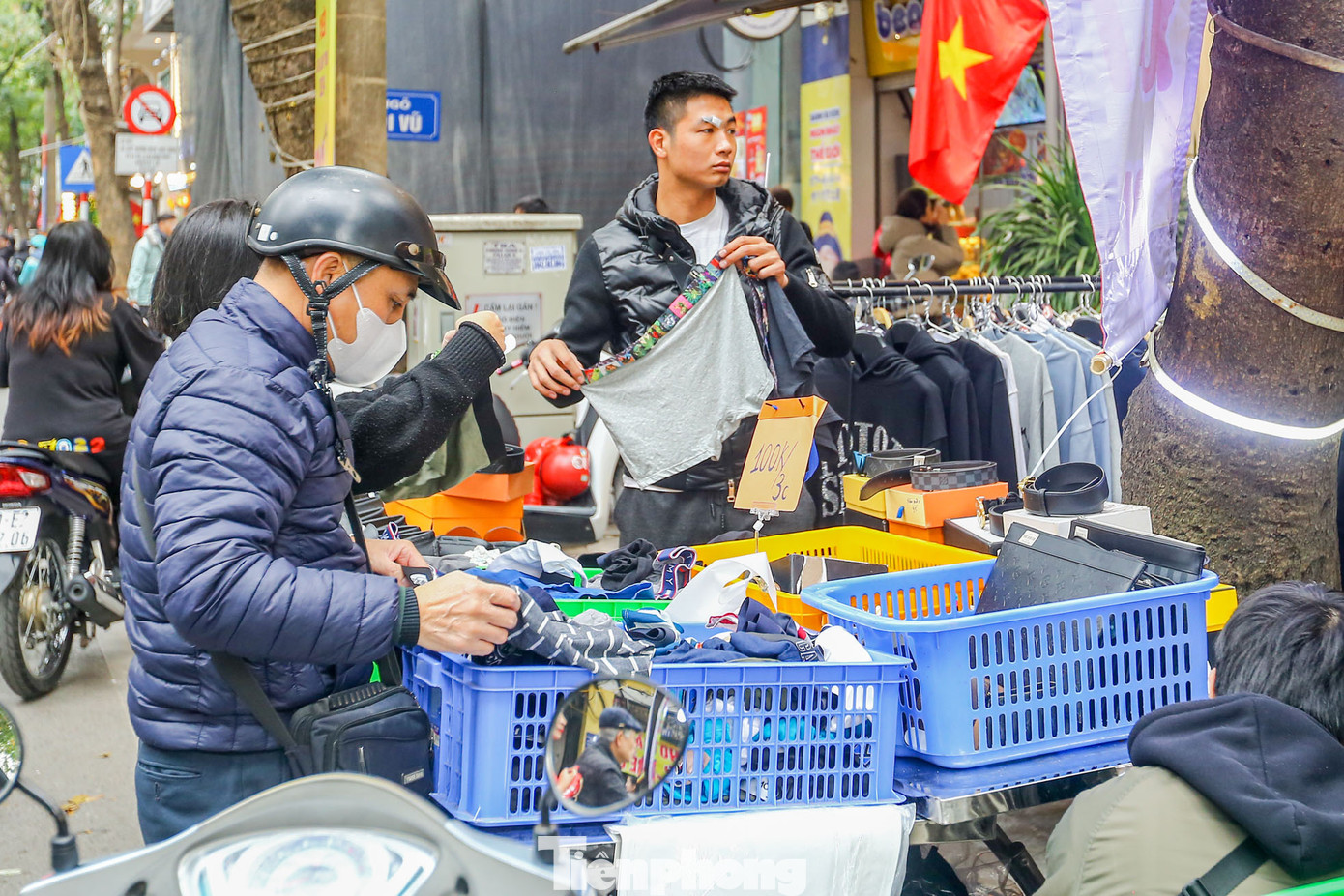 Tuy nhiên nhiều người cho rằng, giá xả hàng không khác gì giá... ngày thường.