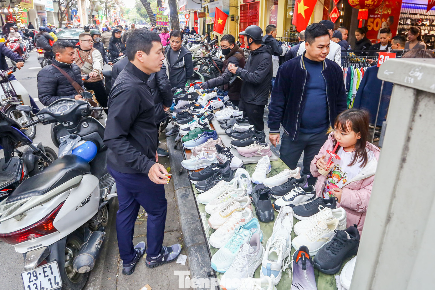 Không khí vội vã mua bán khi chỉ còn vài tiếng nữa là bước sang năm mới.