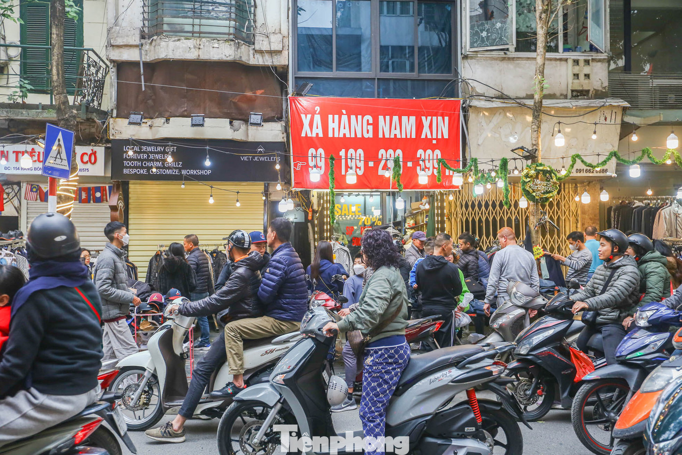 Các mặt hàng thời trang giảm giá thu hút khá đông khách hàng