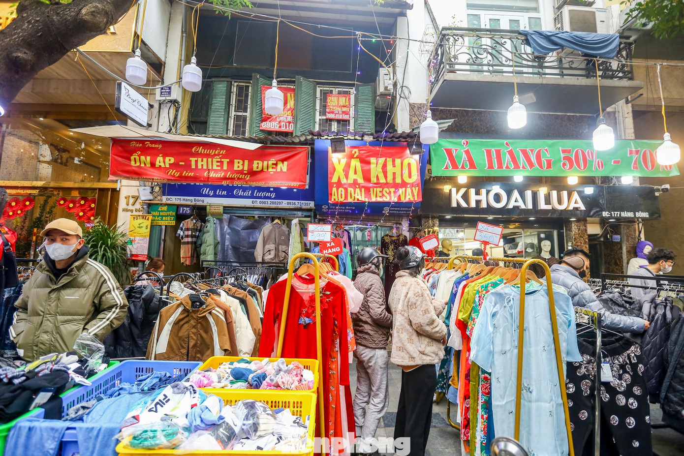 Các quầy hàng đồng loạt treo biển giảm giá mạnh, đồng giá, xả hàng ngày Tết,…để thu hút người mua.