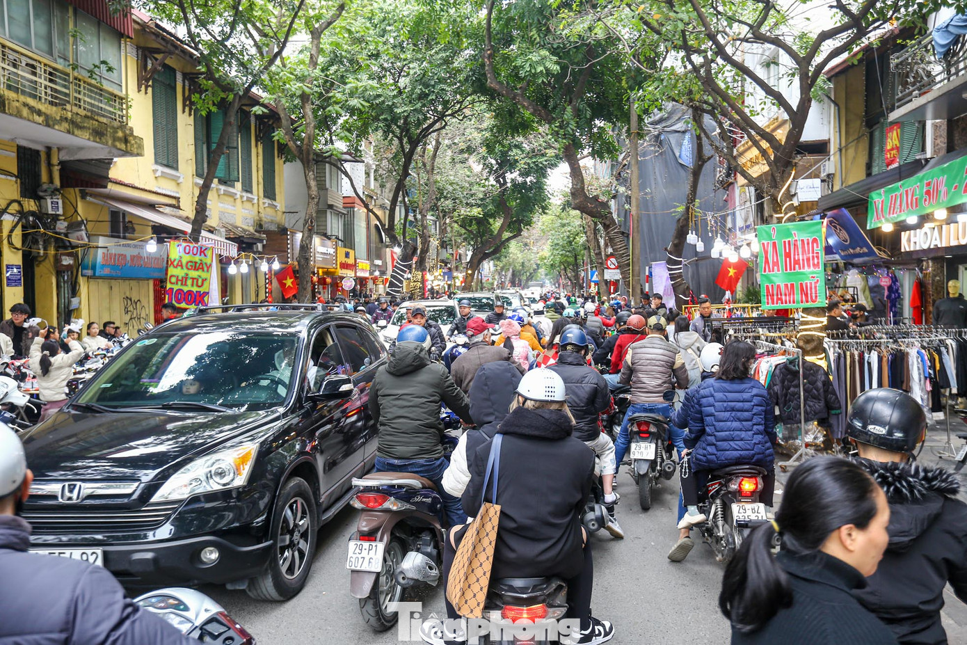 Phố Hàng Bông đông nghẹt trong chiều 30 Tết.