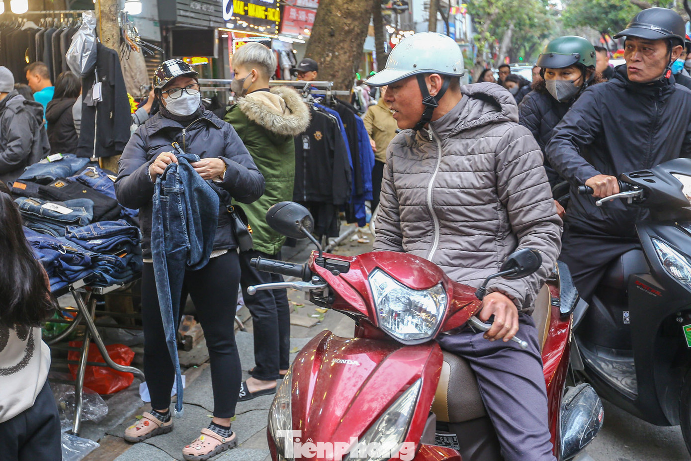 Chọn đồ vội vã trong chiều 30 Tết.