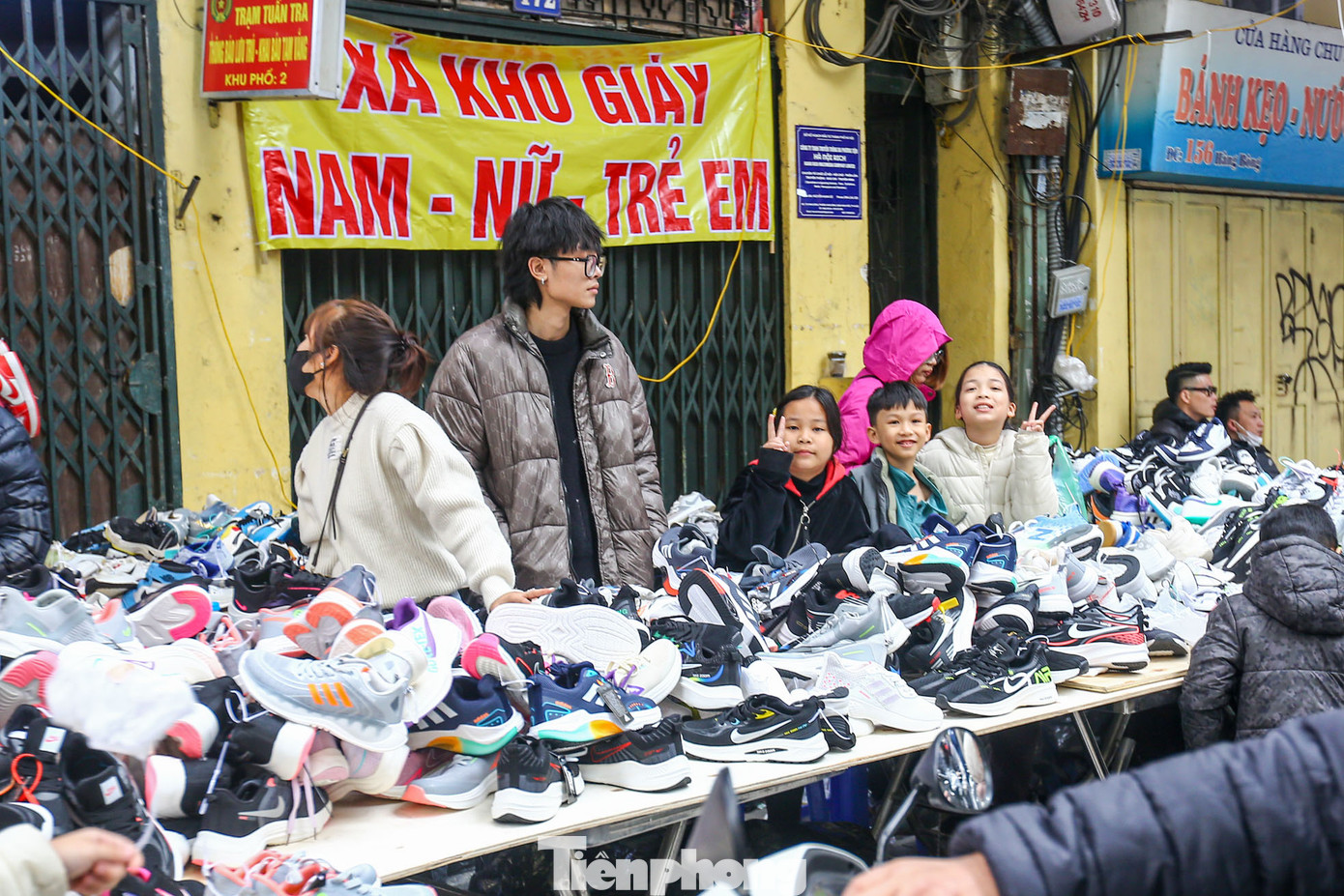 Nhiều người chọn mua đồ ngày cuối năm để được giá tốt nhất có thể.