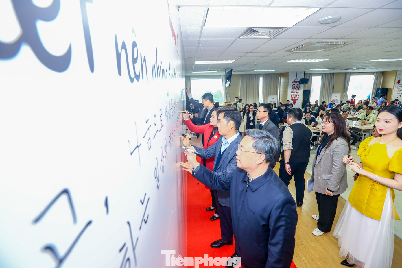 BTC chương trình, các lãnh đạo, người đẹp ký tên và lưu bút thông điệp truyền tải cho sự kiện.