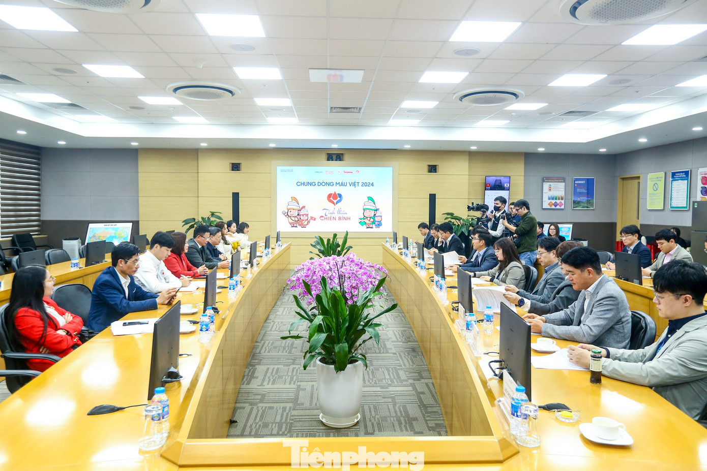 Sáng 28/2, tại Công ty Samsung Electronic Việt Nam (Cty SEVT) (khu công nghiệp Yên Bình, Phổ Yên, Thái Nguyên) đã diễn ra chương trình Hiến máu tình nguyện - Chung dòng Máu Việt, hưởng ứng theo chương trình Chủ Nhật Đỏ lần thứ XVI năm 2024 với thông điệp "Hiến máu cứu người - Sinh mệnh của bạn và tôi" do báo Tiền Phong phát động, phối hợp cùng Viện Huyết học Truyền máu Trung ương, hội Chữ thập đỏ tỉnh Thái Nguyên.