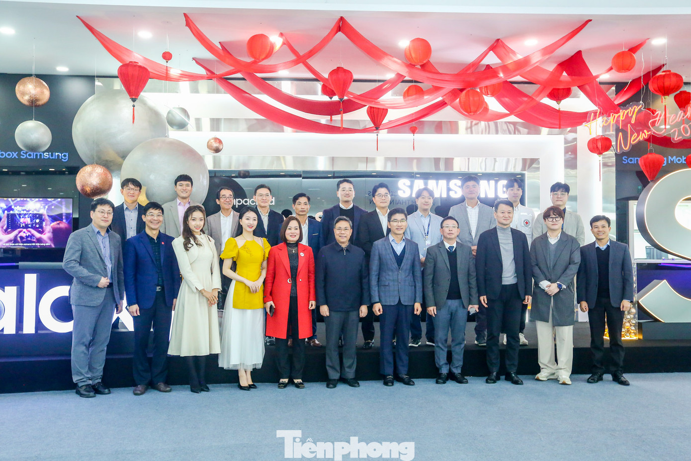 Lãnh đạo Báo Tiền Phong, Công ty SEVT, Viện huyết học, Hội chữ thập đỏ tỉnh Thái Nguyên và người đẹp chụp ảnh lưu niệm tại Samsung Electronic Việt Nam - Thái Nguyên.