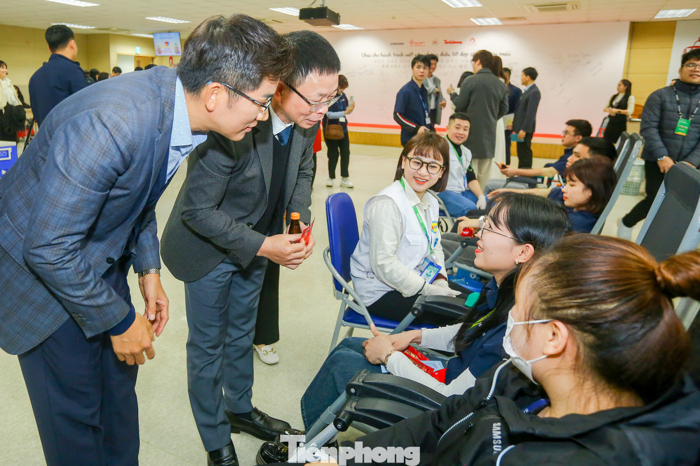 Lãnh đạo Báo Tiền Phong, Công ty SEVT, Viện huyết học, Hội chữ thập đỏ tỉnh Thái Nguyên và người đẹp thăm hỏi, tặng quà cán bộ nhân viên hiến máu trong chương trình.