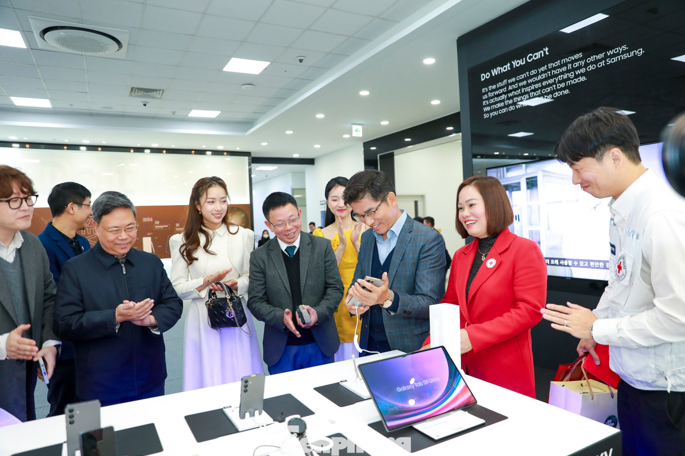 Bên cạnh chương trình, BTC thăm công ty, trải nghiệm các dịch vụ, ứng dụng mới của Samsung.