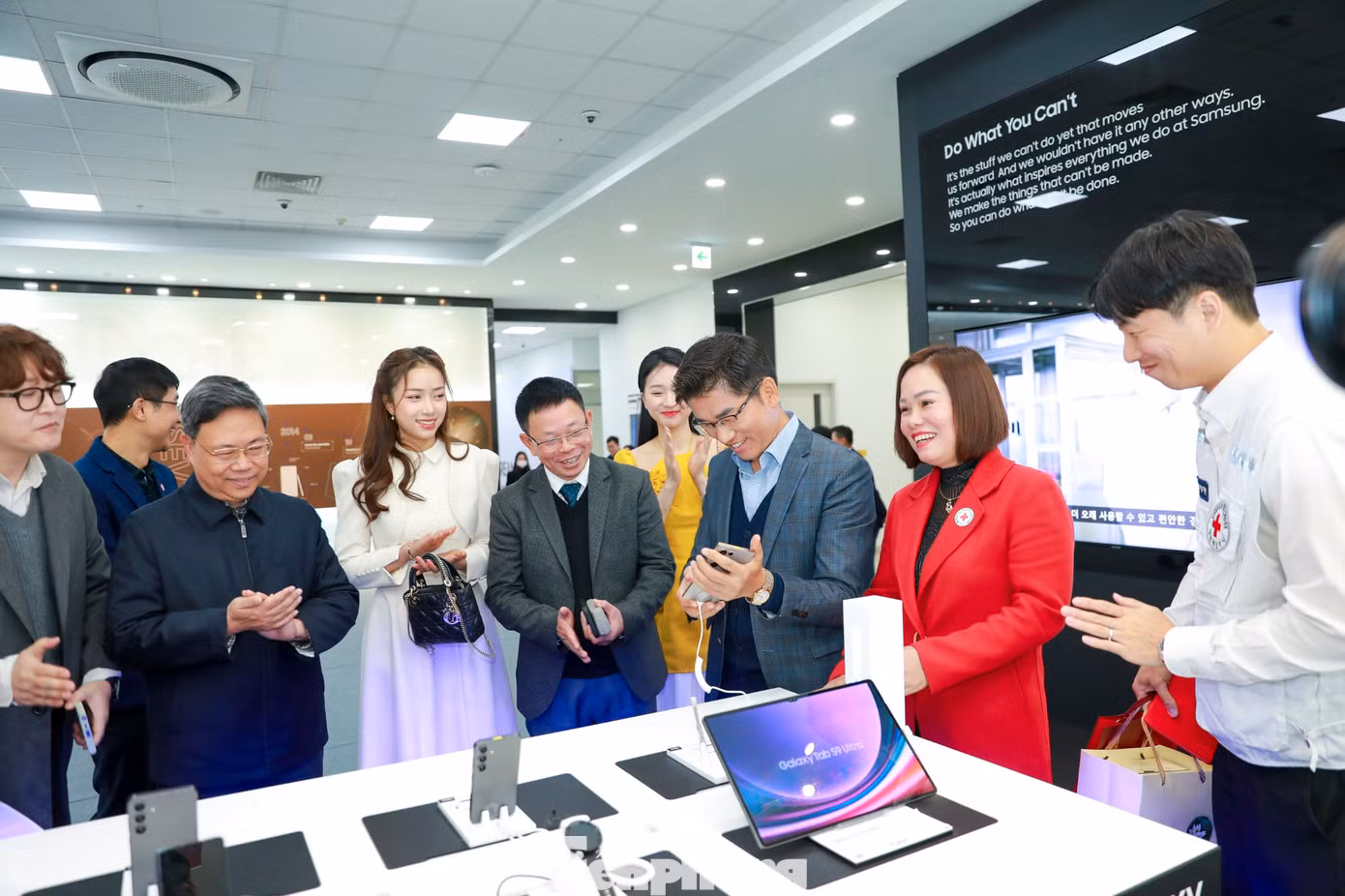 Bên cạnh chương trình, BTC thăm công ty, trải nghiệm các dịch vụ, ứng dụng mới của Samsung.