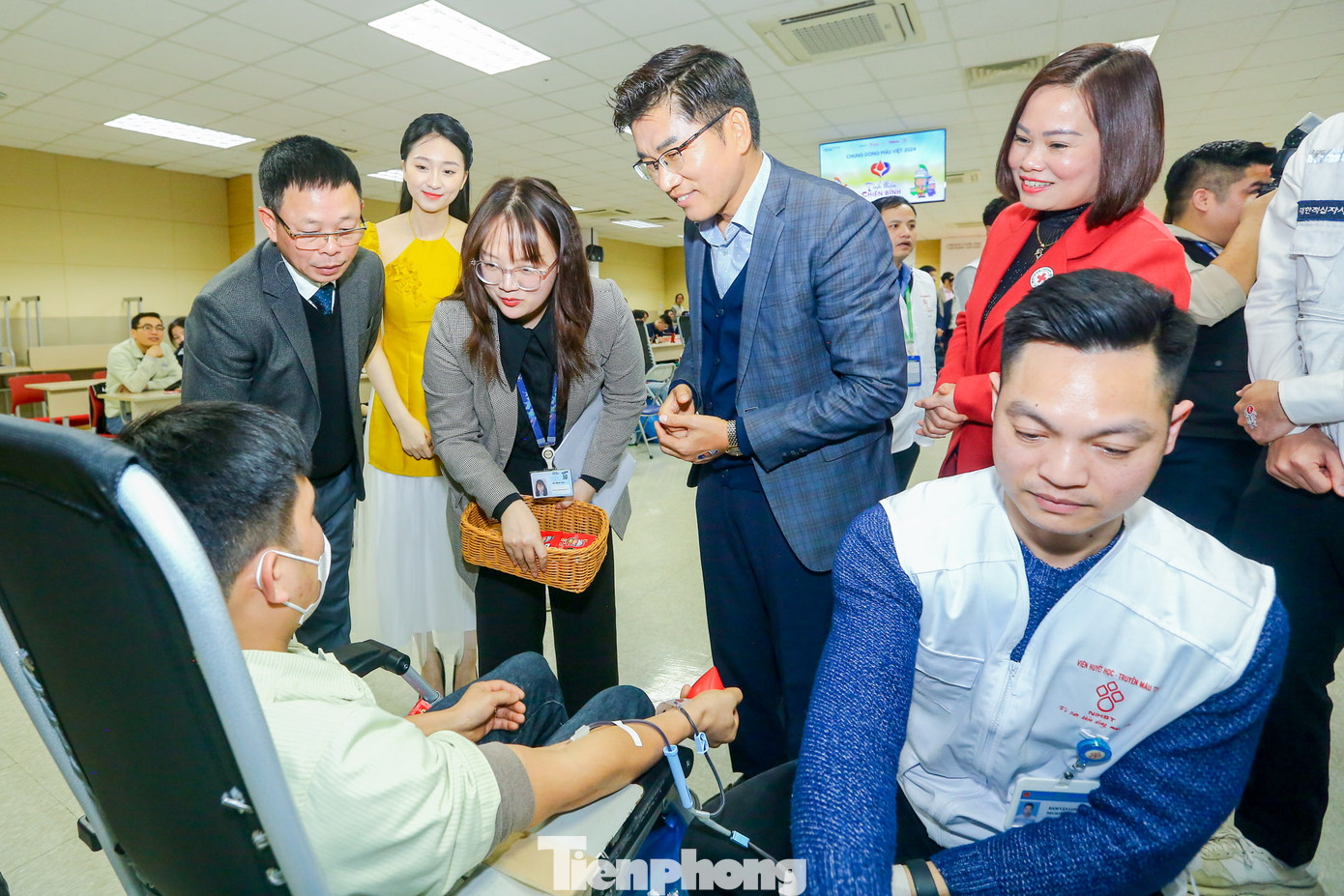 Lãnh đạo Báo Tiền Phong, Công ty SEVT, Viện huyết học, Hội chữ thập đỏ tỉnh Thái Nguyên và người đẹp thăm hỏi, tặng quà cán bộ nhân viên hiến máu trong chương trình.