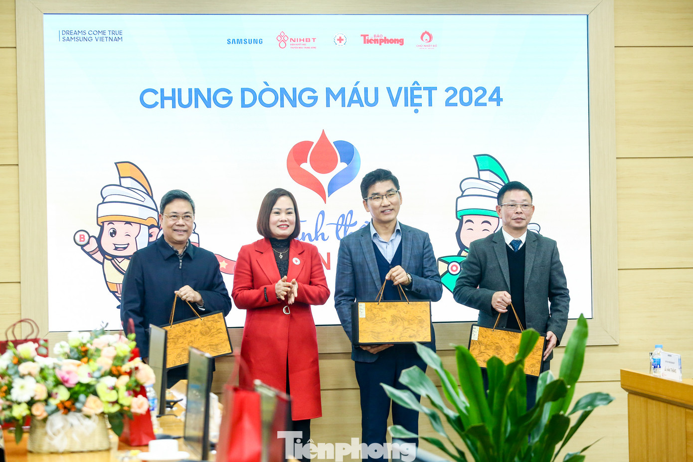 Các đơn vị tổ chức trao tặng quà cho các đơn vị đồng hành.