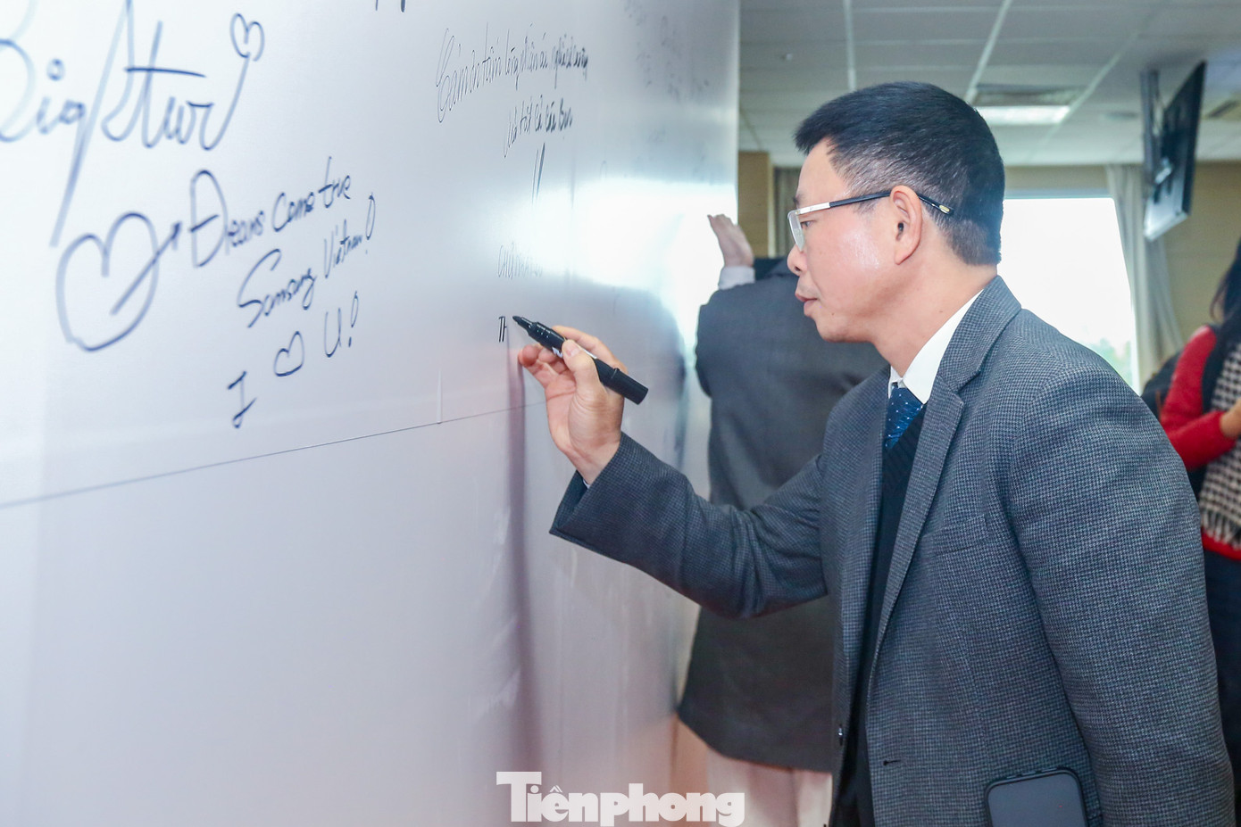 BTC chương trình, các lãnh đạo, người đẹp ký tên và lưu bút thông điệp truyền tải cho sự kiện.