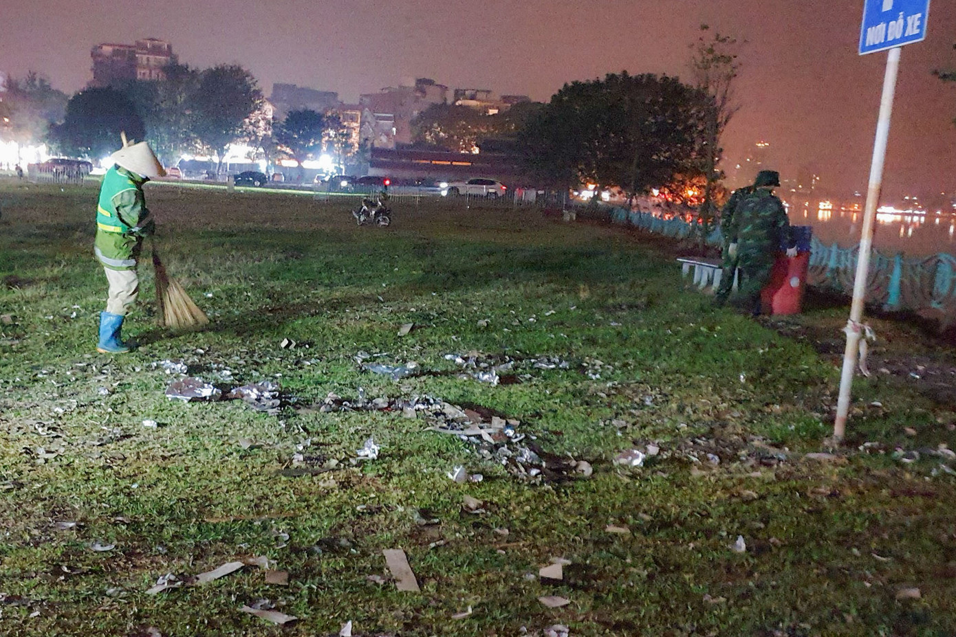 Để thu gom và vận chuyển hết khối lượng rác thải không để tồn đọng từ ngày 23 Tết đến hết ngày 30 Tết, công nhân vệ sinh môi trường phải làm tăng ca, thêm giờ rất vất vả; cao điểm nhất là ngày 30 Tết công nhân phải làm 3 ca liên tục.