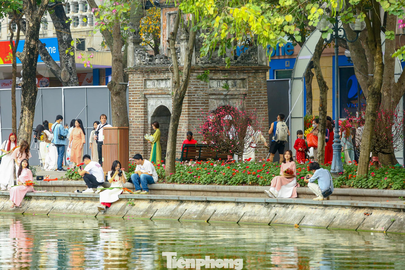 Khu vực thảm hoa với điểm nhấn cây đào thu hút đông người dân và du khách chụp ảnh.