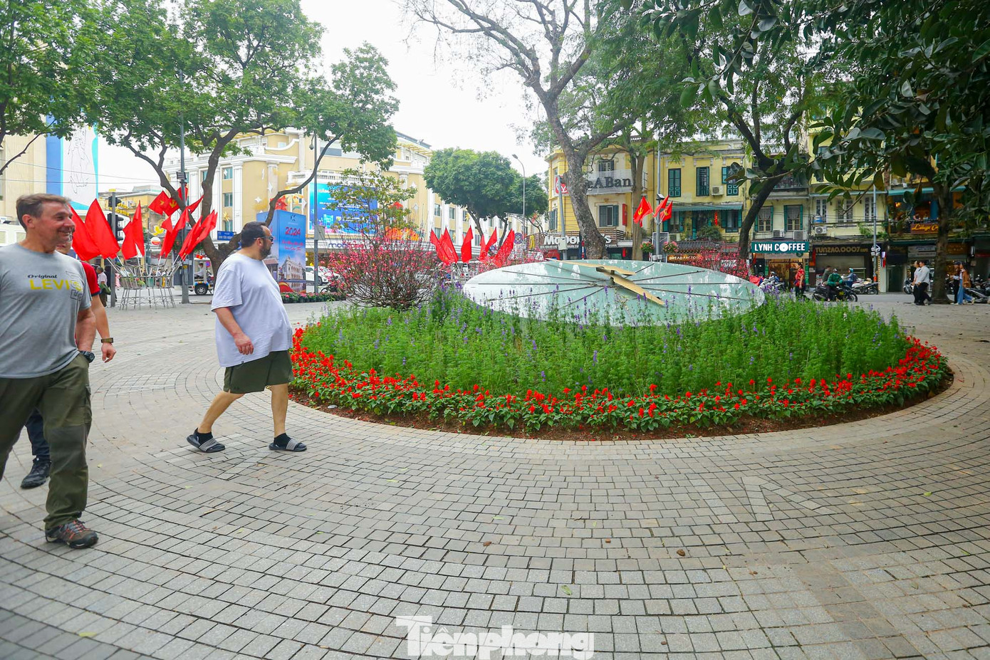 Khu vực đồng hồ Thụy Sĩ được cải tạo rực rỡ với 3 gốc đào và thảm hoa xanh mướt.