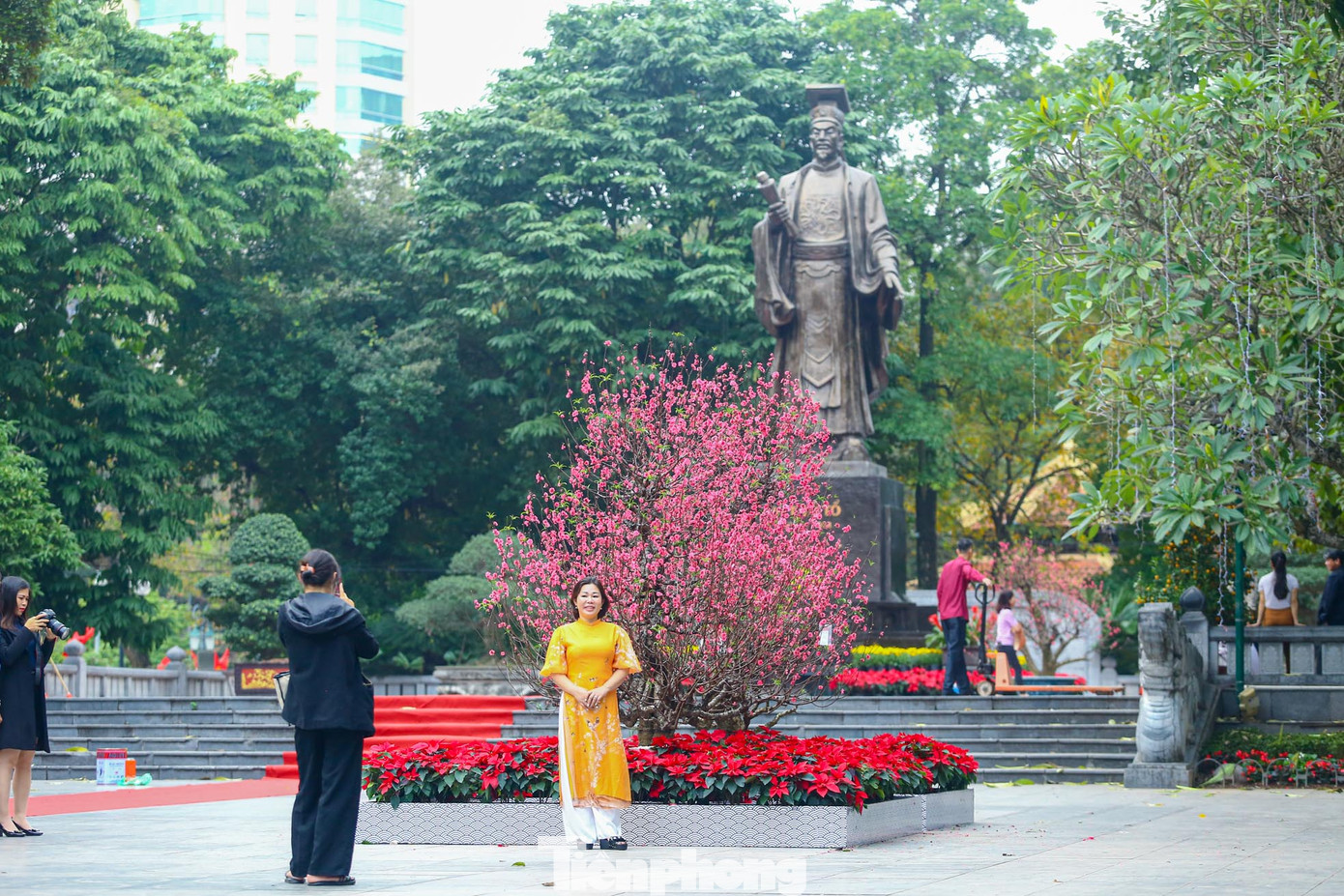 Khu vực vườn hoa Lý Thái Tổ trong những ngày cuối cùng của năm 2023.