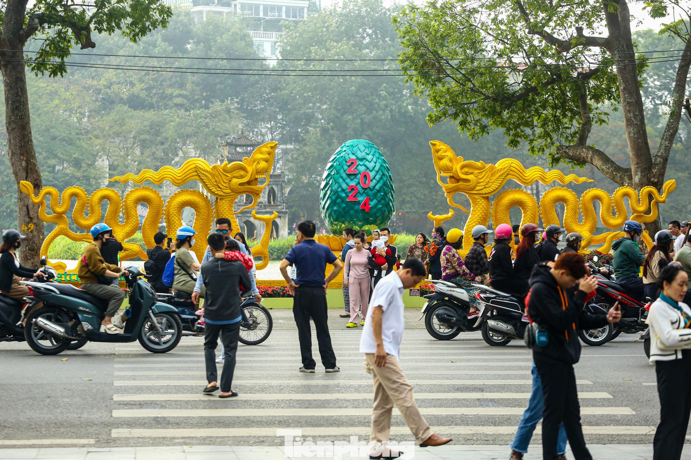 Ngoài thảm hoa, những cụm trang trí "Chúc mừng năm mới" được bố trí quanh hồ Hoàn Kiếm với linh vật năm nay là con rồng.