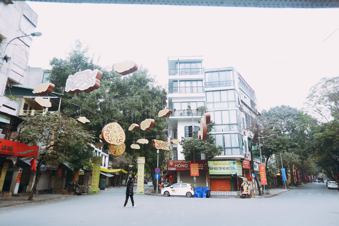 Khu vực chợ hoa Tết hôm qua còn nhộn nhịp, đông người đã khác hẳn trong sáng mùng 1 Tết.