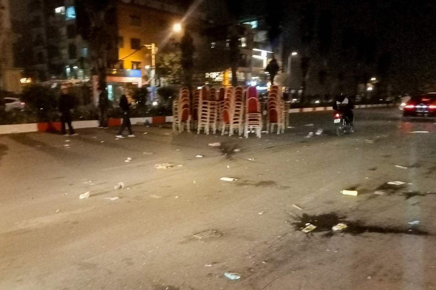 Đường phố mất mỹ quan đô thị sau sự kiện ánh sáng.