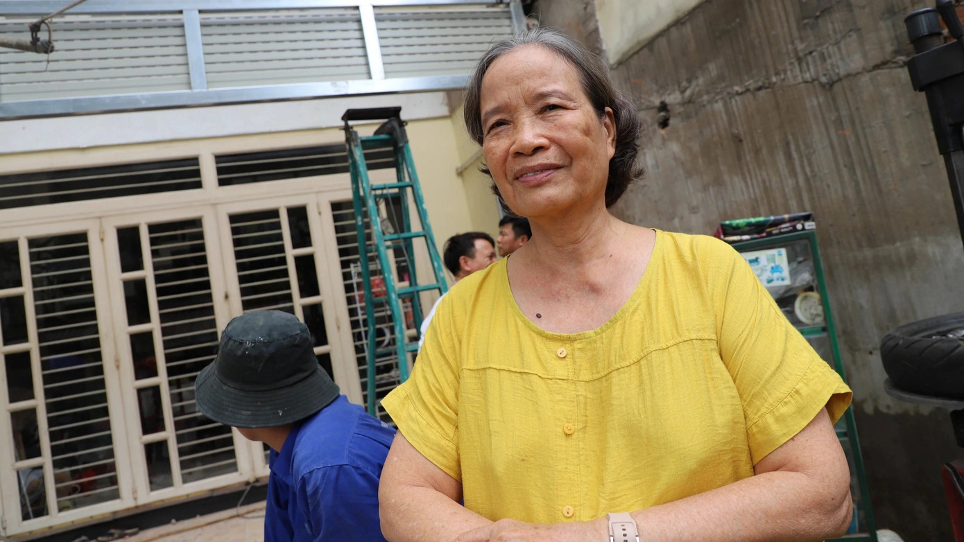 Bà Trần Thị Thúy (73 tuổi, ngụ phường 13, quận Tân Bình) cho biết, gia đình đồng thuận, chấp thuận cao về chủ trương triển khai dự án nâng cấp, mở rộng đường Hoàng Hoa Thám nối vào nhà ga T3 Tân Sơn Nhất. "Hiện nay, gia đình tôi đã cơ bản hoàn thành việc tháo dỡ, đáp ứng tiến độ bàn giao mặt bằng vào tháng 3. Tôi kỳ vọng dự án sớm hoàn thành đưa vào khai thác sẽ giúp giảm ùn tắc, nhà cửa khang trang hơn", bà Thúy chia sẻ.