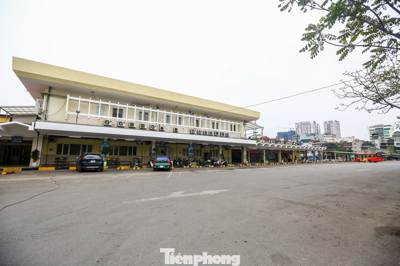 Khu vực bán vé, sảnh chờ không một bóng người. Các lối đi trong bến xe cũng vắng lặng.