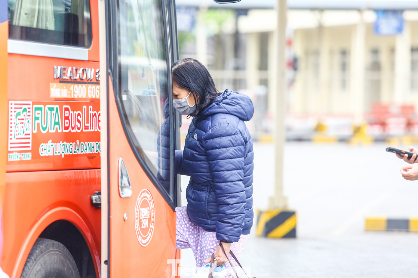 Người dân lỉnh kỉnh vác đồ, hành lý lên xe.