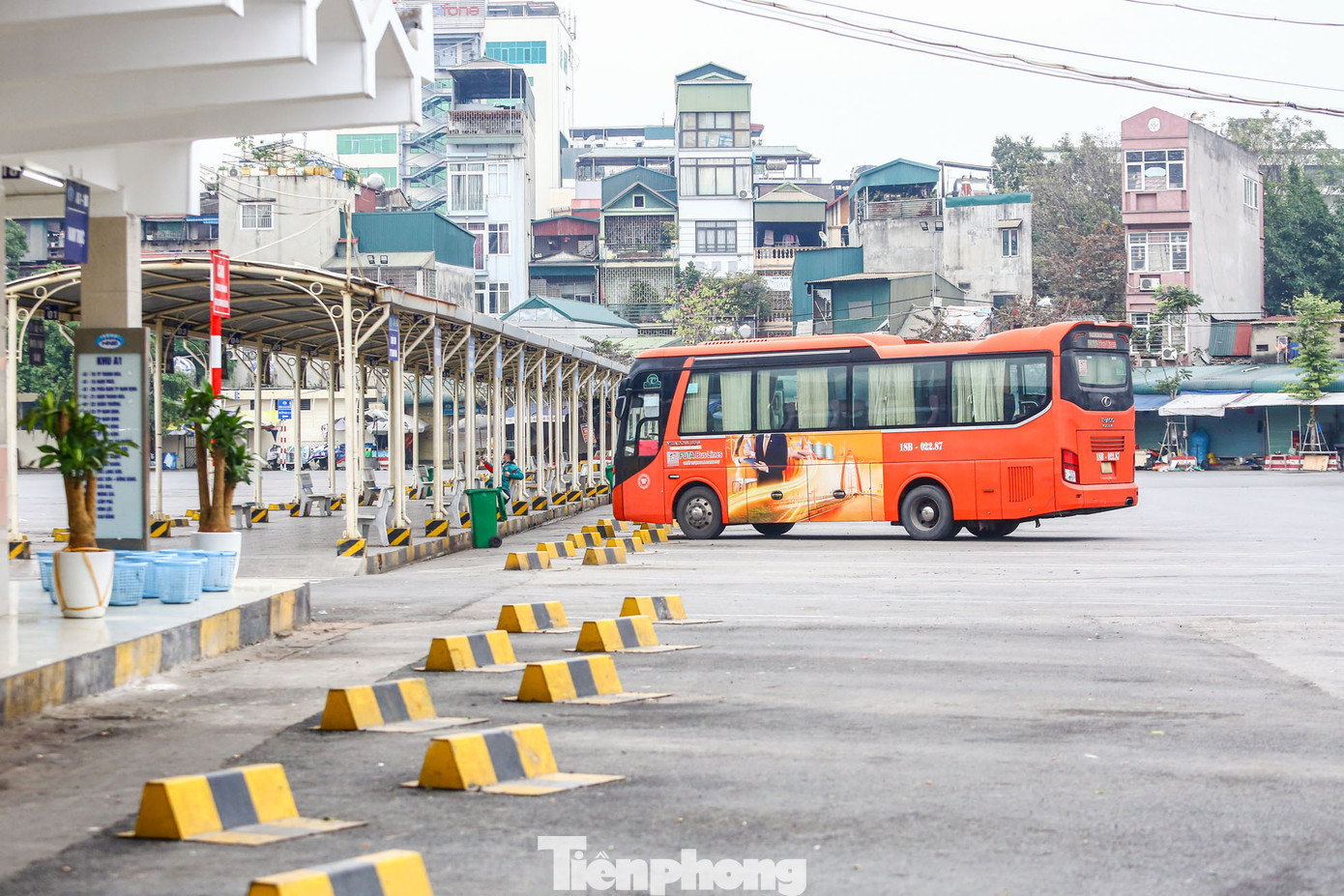 Chuyến xe chờ những hành khách cuối cùng trong năm Quý Mão.