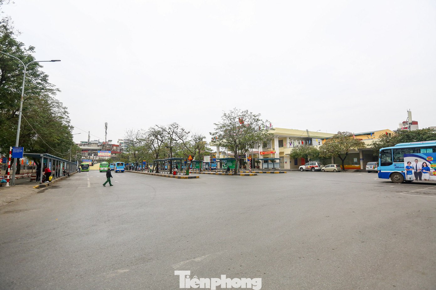 Ghi nhận của PV vào 16h ngày 9/2 (30 Tết), bến xe Giáp Bát vắng lặng.