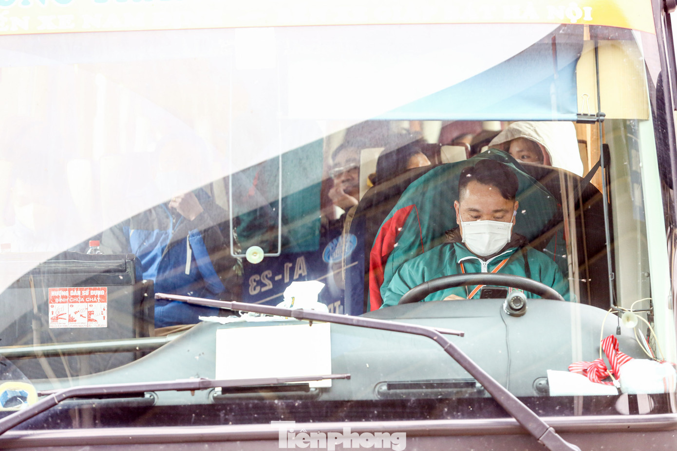 Chuyến xe rời bến với gần 20 khách.