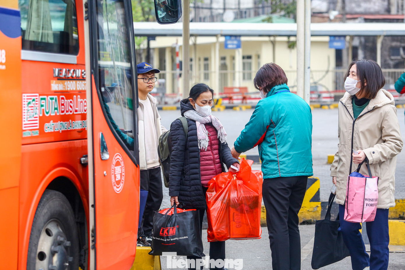 Người dân lỉnh kỉnh vác đồ, hành lý lên xe.