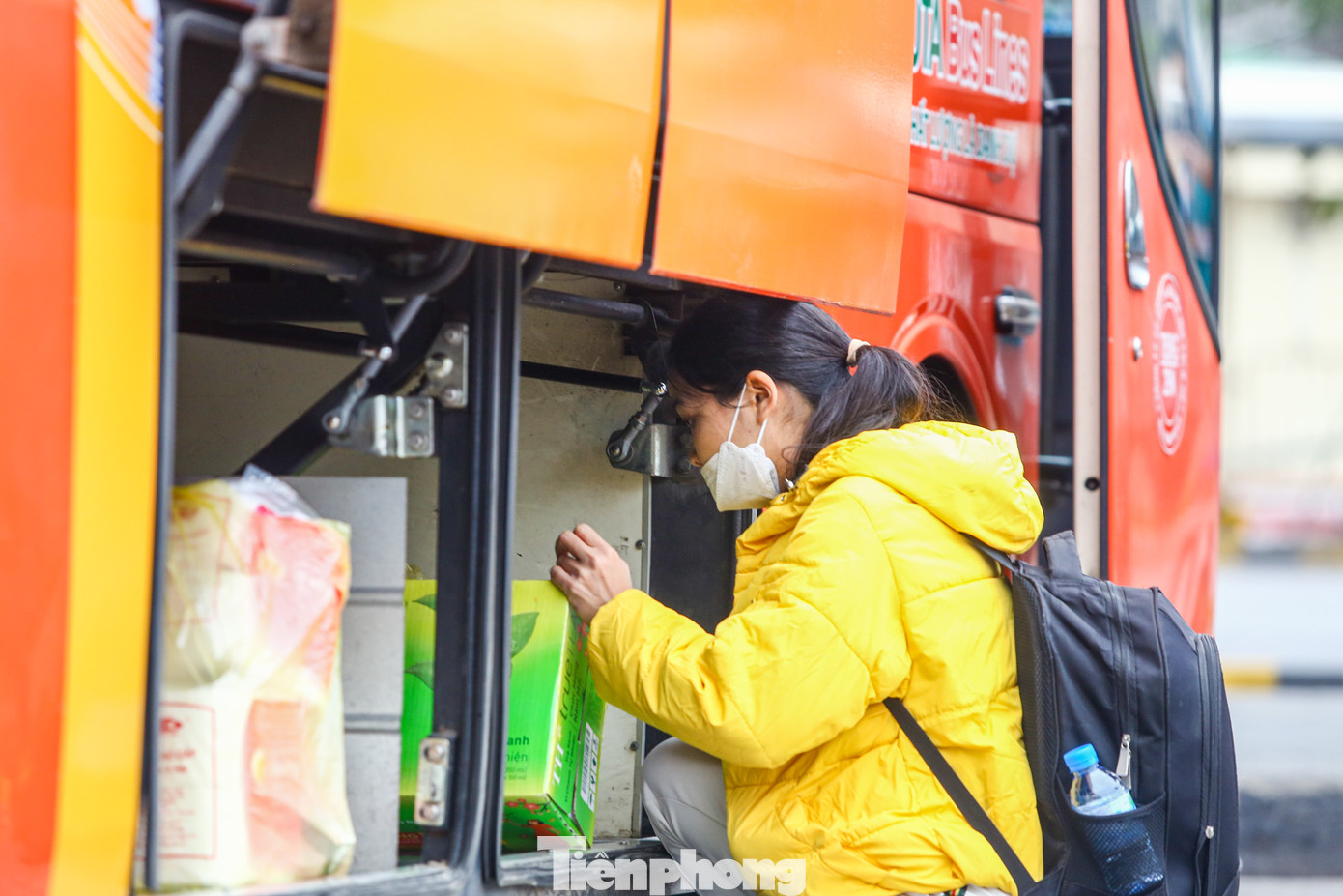 Người dân lỉnh kỉnh vác đồ, hành lý lên xe.