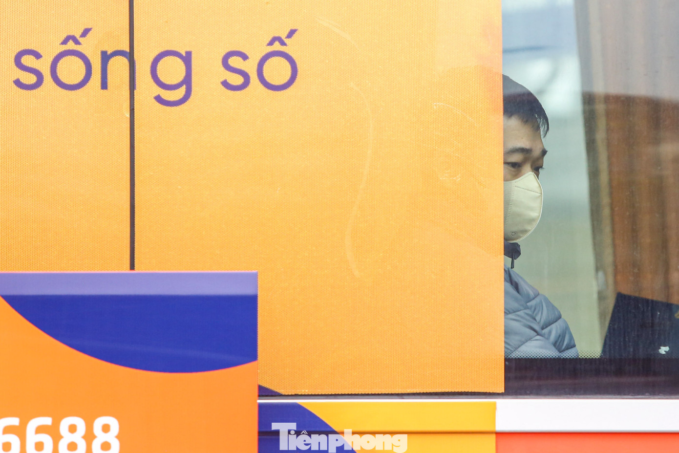 "Mình làm nhân viên của một quán cà phê. Cửa hàng bán đến sáng nay. Thế nên giờ mình mới được về quê ăn Tết. Tết rồi về nhà thôi!", một hành khách háo hức chia sẻ.