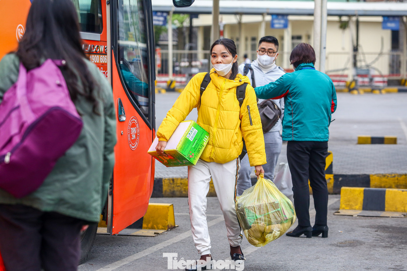 Người dân lỉnh kỉnh vác đồ, hành lý lên xe.
