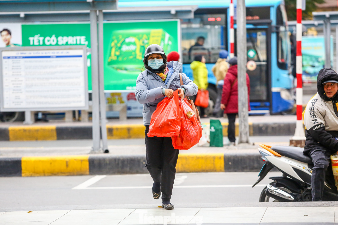 Lúc này, chỉ còn 2 chuyến xe rời bến xe Giáp Bát lúc 16h30 và 17h40, điểm đến là TP Nam Định.