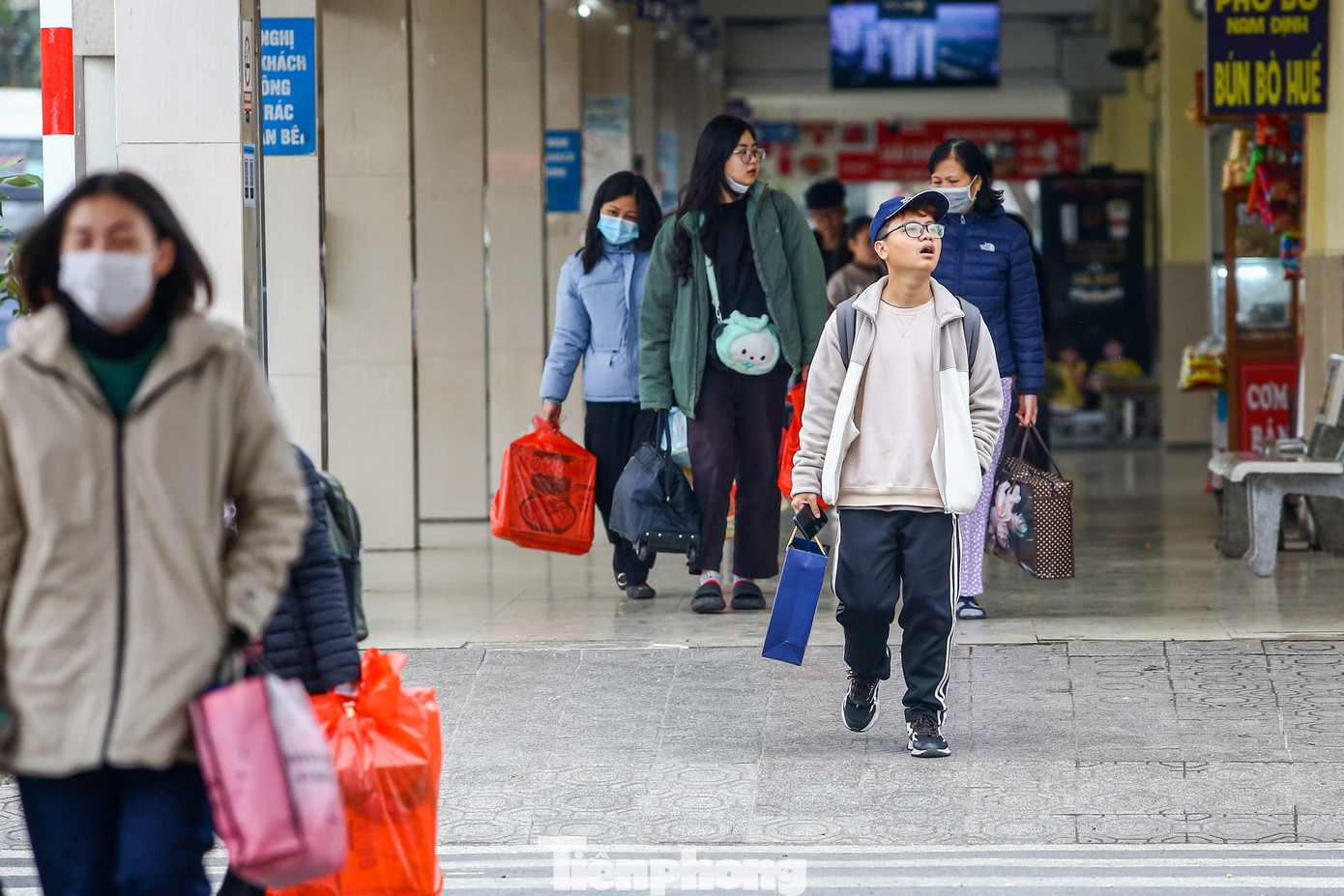 Mặc dù chỉ còn vài tiếng nữa là đến giao thừa, những các hành khách cũng không vội vã.