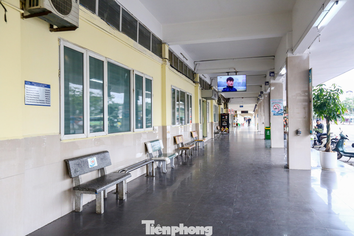 Khu vực bán vé, sảnh chờ không một bóng người. Các lối đi trong bến xe cũng vắng lặng.