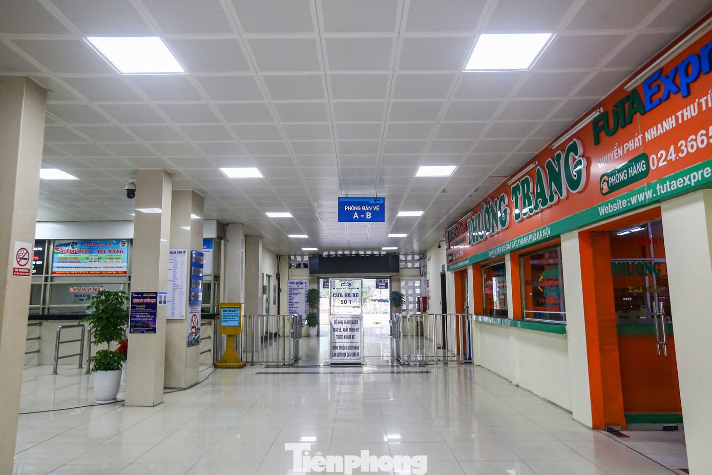 Khu vực bán vé, sảnh chờ không một bóng người. Các lối đi trong bến xe cũng vắng lặng.