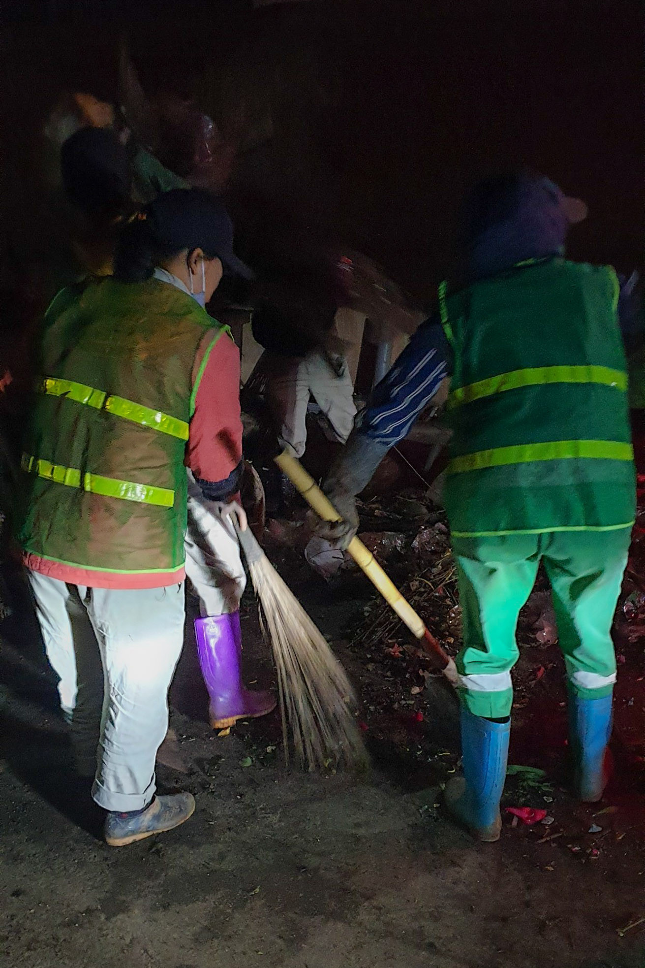 Do đặc thù tuyến phố Lạc Long Quân bán đào, quất và chợ hoa Quảng An là chợ đầu mối lớn nhất khu vực phía Bắc nên vào các ngày Tết từ ngày 23 Tết cho đến hết ngày 30 Tết, khối lượng rác trung bình tăng từ 1,5 đến 2 lần so với ngày thường.