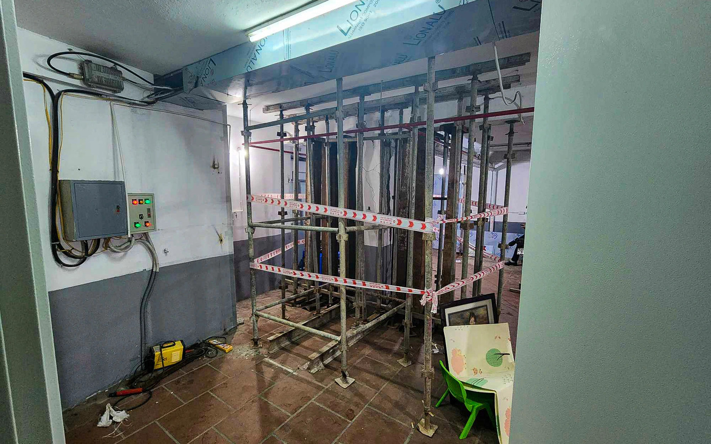 Bên ngoài phần giàn giáo, cơ quan chức năng căng dây báo “khu vực cấm vào”