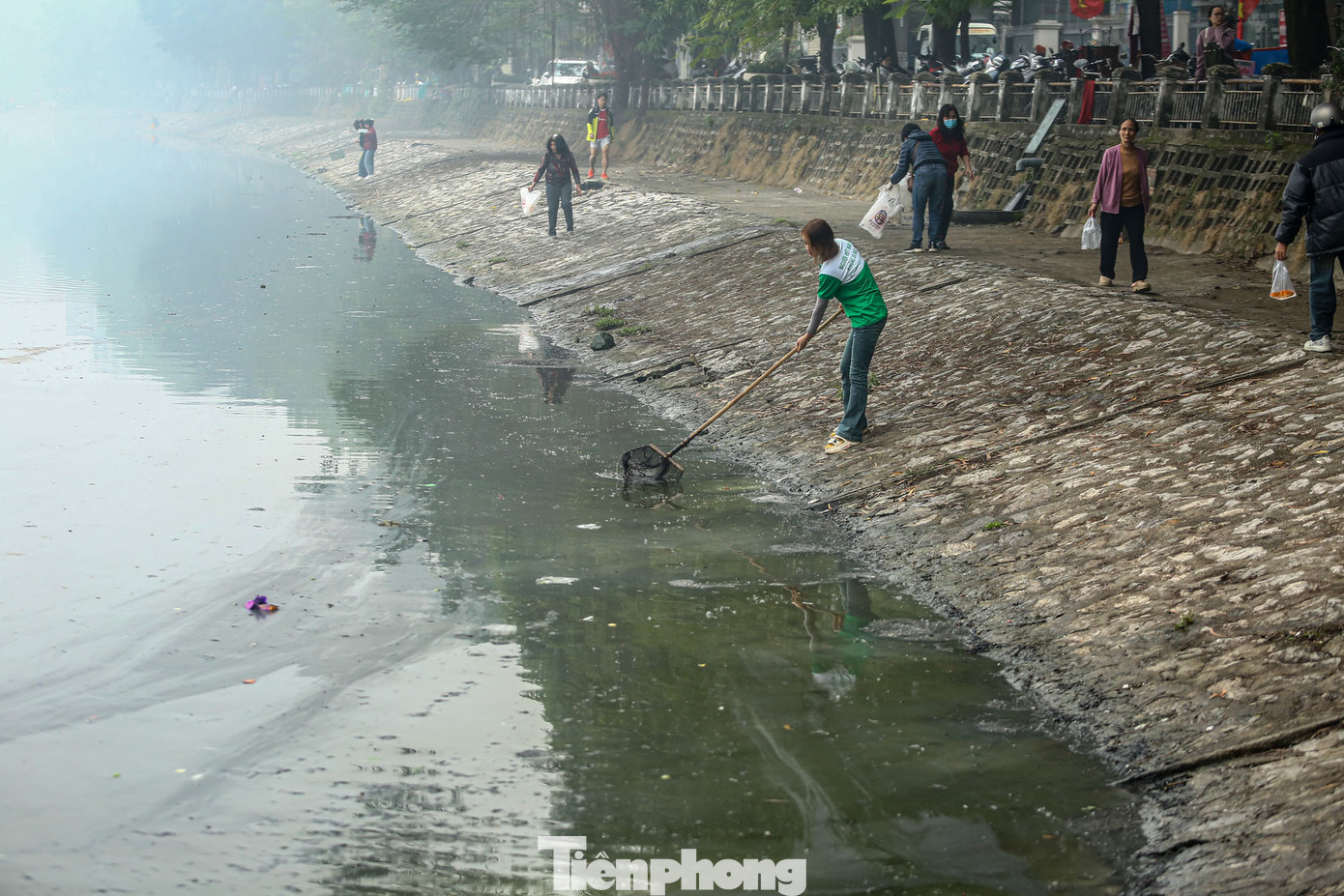Người công nhân này cho biết, mỗi lần vợt khoảng gần chục con cá chép vàng chết cùng với đống chân hương.