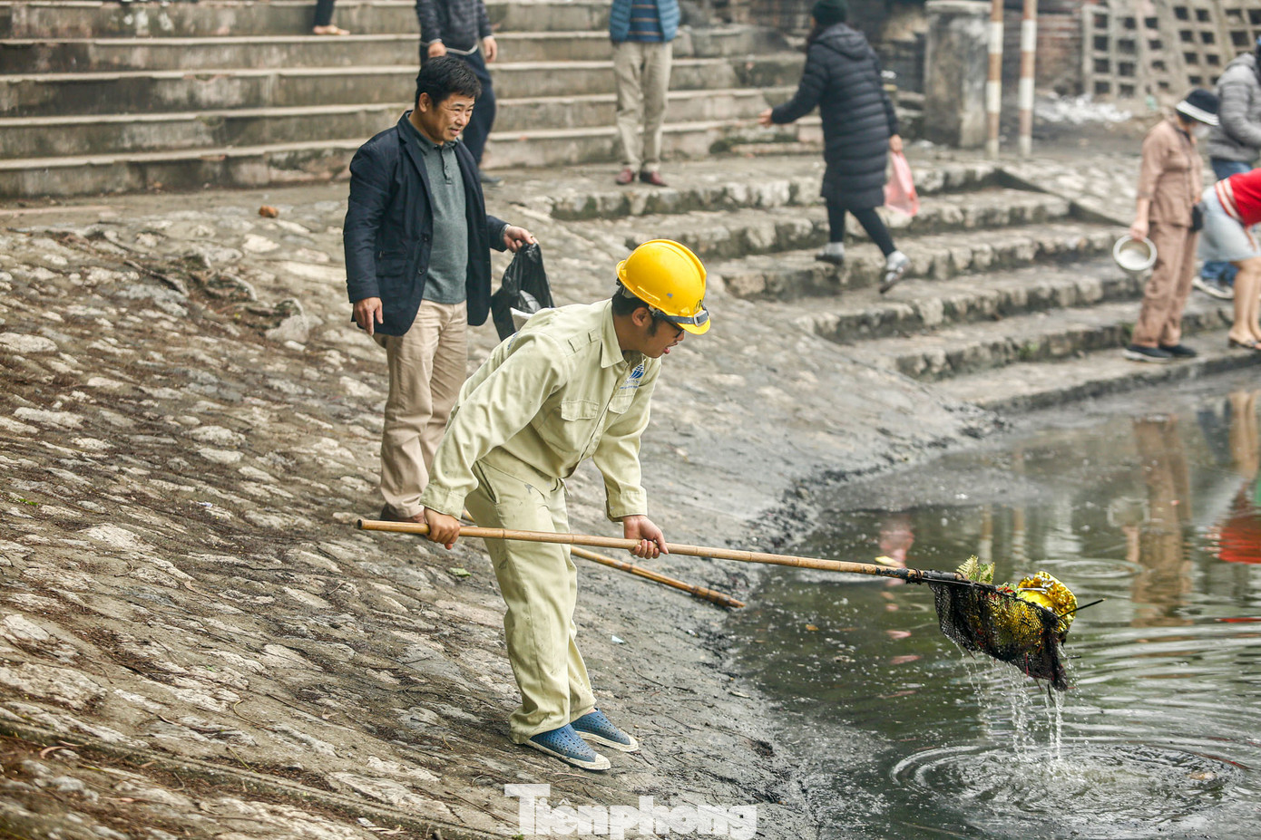 Công nhân môi trường có mặt từ sáng sớm, liên tục phải đi vớt rác, tro, chân hương cùng với cá vàng chết nổi lên mặt hồ.