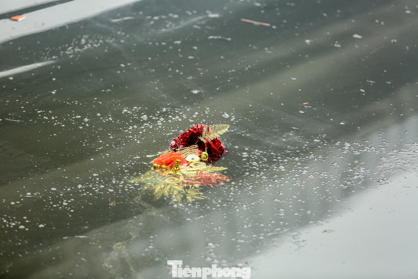 Tro, chân hương... nổi trên mặt nước hồ Hoàng Cầu.