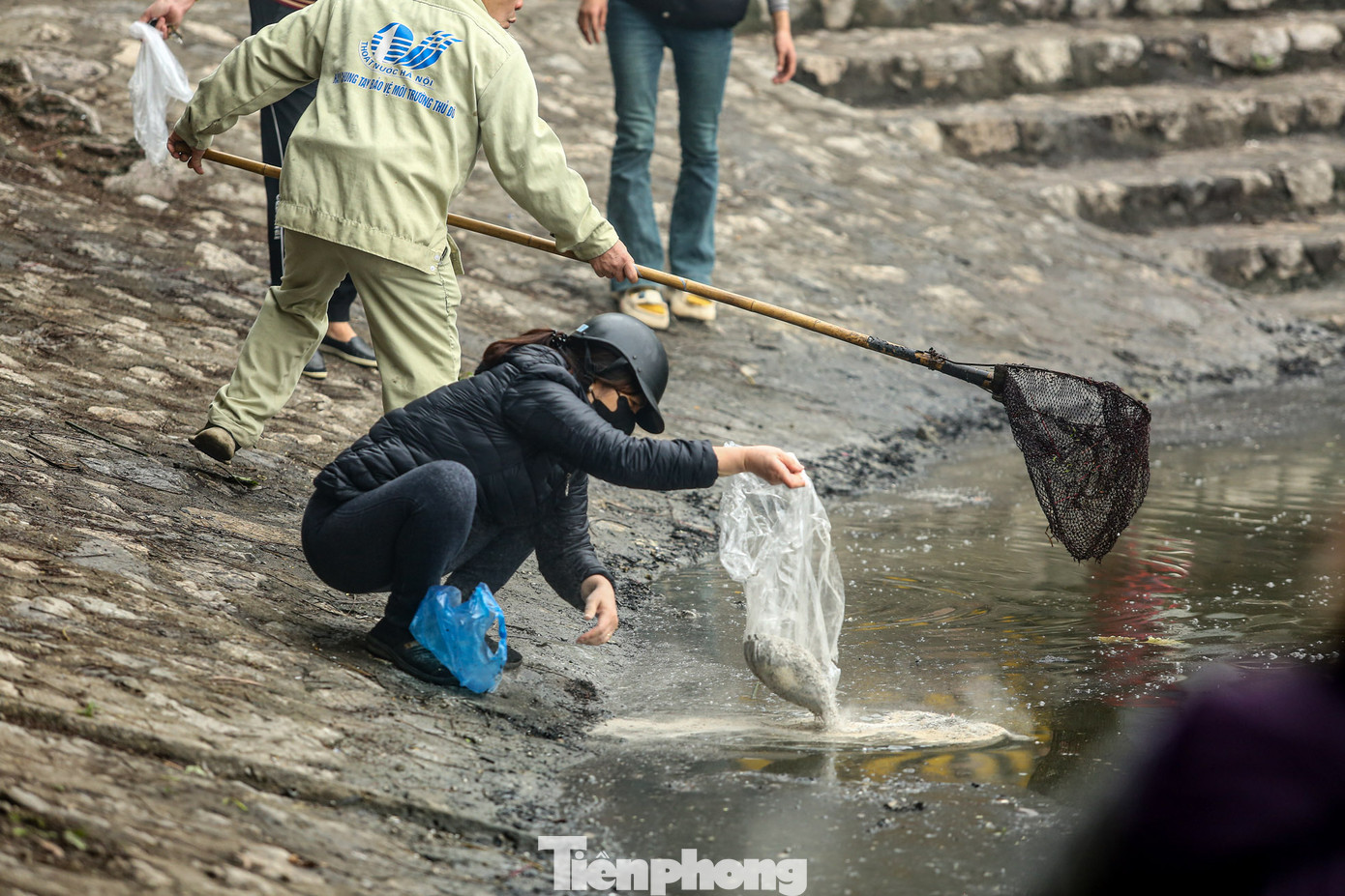 Cùng với việc thả cá chép, một số bộ phận người dân thả cả bụi tro, chân hương, đồ thờ cúng xuống hồ khiến mặt nước hồ biến sắc, gây ô nhiễm.