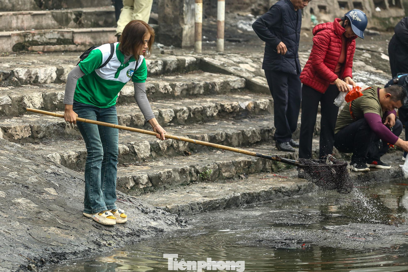 Công nhân môi trường có mặt từ sáng sớm, liên tục phải đi vớt rác, tro, chân hương cùng với cá vàng chết nổi lên mặt hồ.