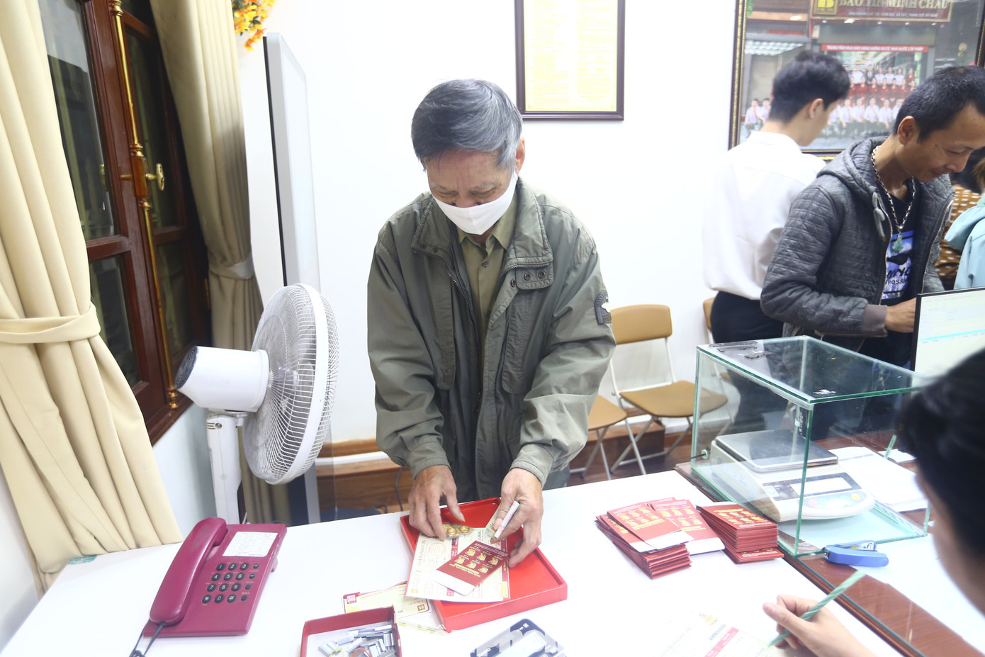 "Mỗi năm tôi chỉ mua vàng một lần và vào ngày này để lấy lộc chứ không có ý định tích trữ hay buôn bán gì cả. Năm nay tôi mua hai chỉ vàng, vàng này sẽ để tặng cho con cháu những dịp quan trọng", ông Khánh chia sẻ. "Mỗi năm tôi chỉ mua vàng một lần và vào ngày này để lấy lộc chứ không có ý định tích trữ hay buôn bán gì cả. Năm nay tôi mua hai chỉ vàng, vàng này sẽ để tặng cho con cháu những dịp quan trọng", ông Khánh chia sẻ.