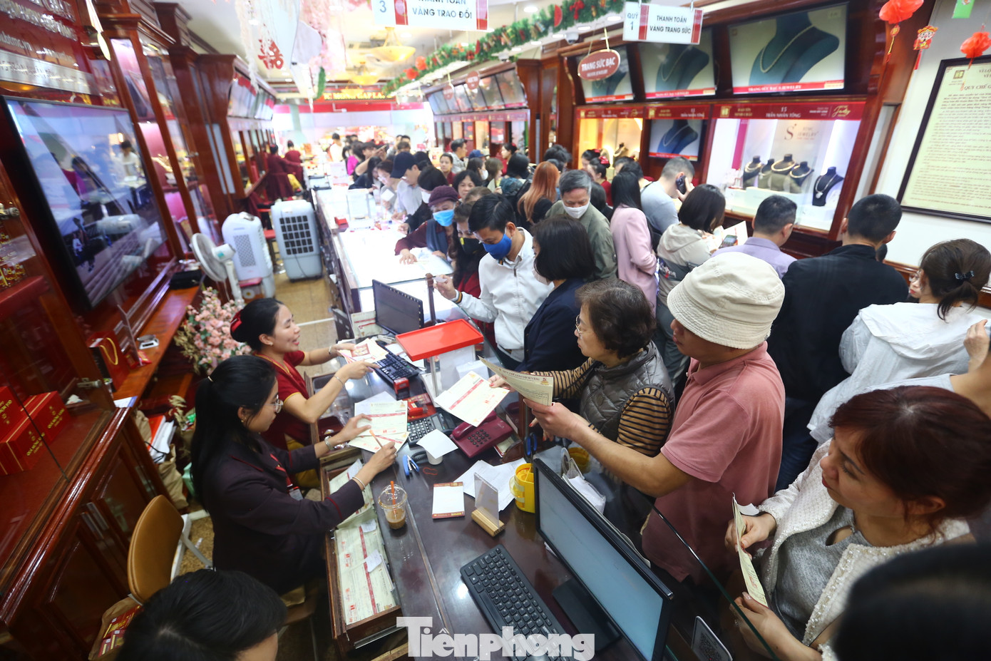 Các quầy giao dịch trong cửa hàng làm việc không ngừng nghỉ. Các quầy giao dịch trong cửa hàng làm việc không ngừng nghỉ.