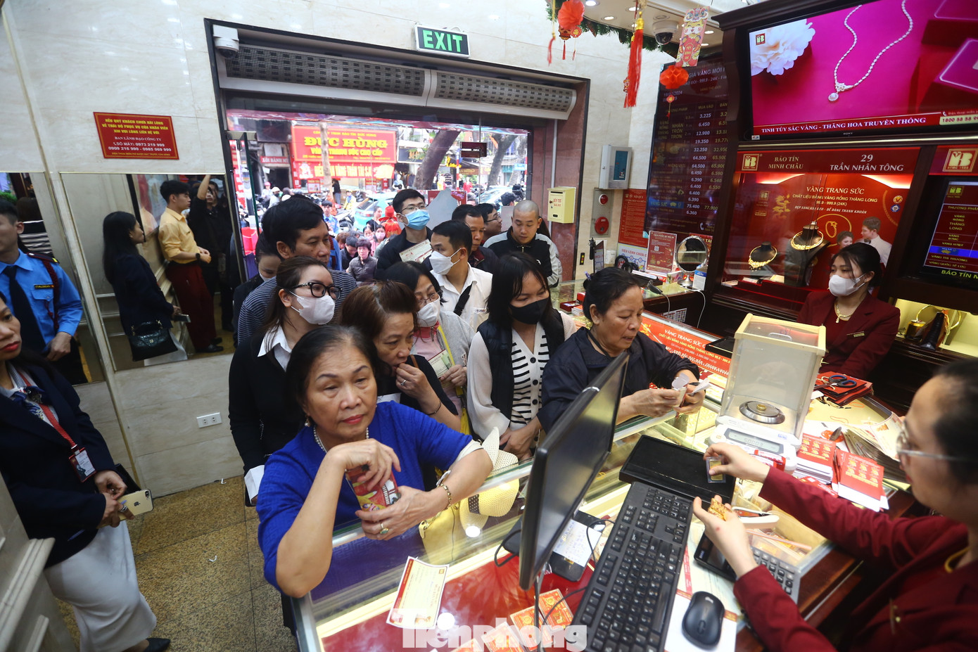 Các quầy giao dịch trong cửa hàng làm việc không ngừng nghỉ. Các quầy giao dịch trong cửa hàng làm việc không ngừng nghỉ.